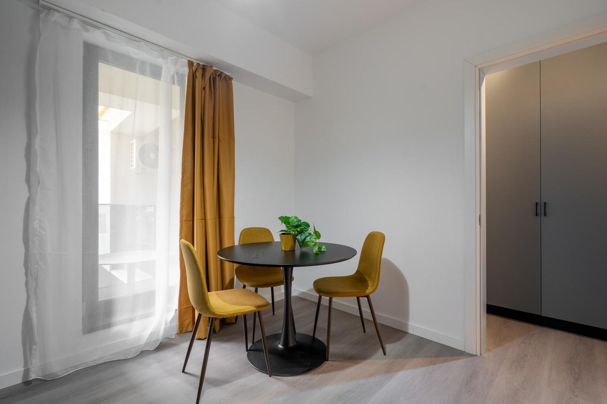 Apartament Plaza 73 *